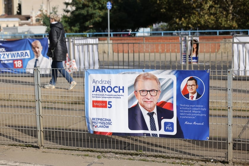 Materiały wyborcze w przestrzeni miejskiej dzień po wyborach&nbsp;&nbsp;