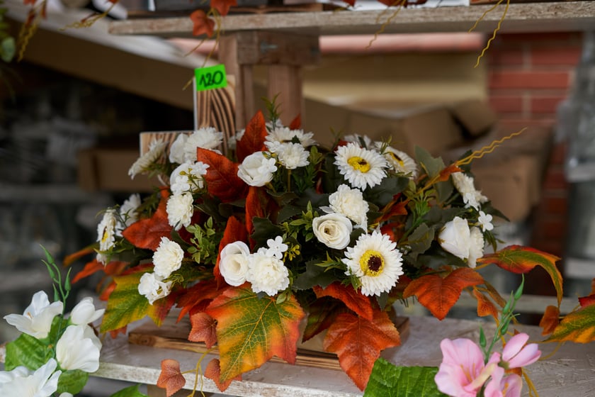 Wszystkich Świętych 2023. Ceny zniczy, stroików i chryzantem we Wrocławiu. Sprawdź!