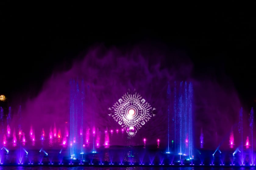 Nocny pokaz Fontanny Multimedialnej na zakończenie sezonu.