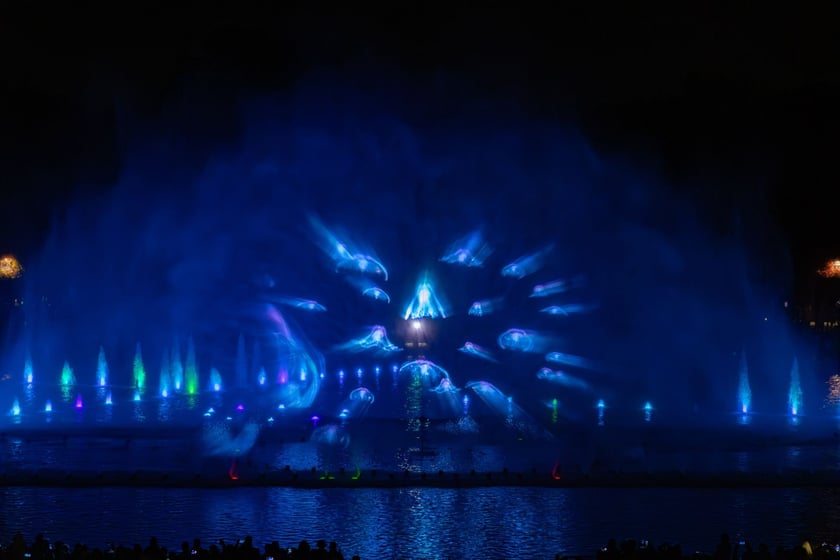 Nocny pokaz Fontanny Multimedialnej na zakończenie sezonu.