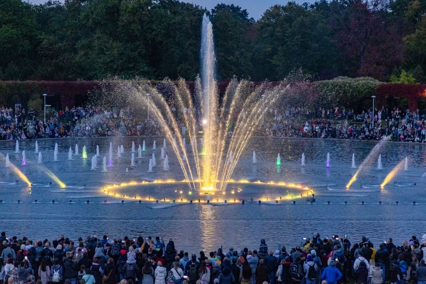 Nocny pokaz Fontanny Multimedialnej na zakończenie sezonu.