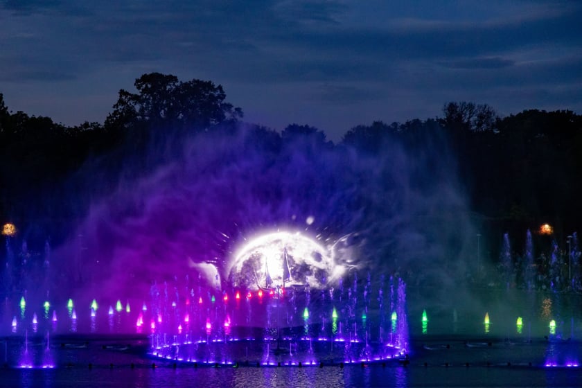Nocny pokaz Fontanny Multimedialnej na zakończenie sezonu.