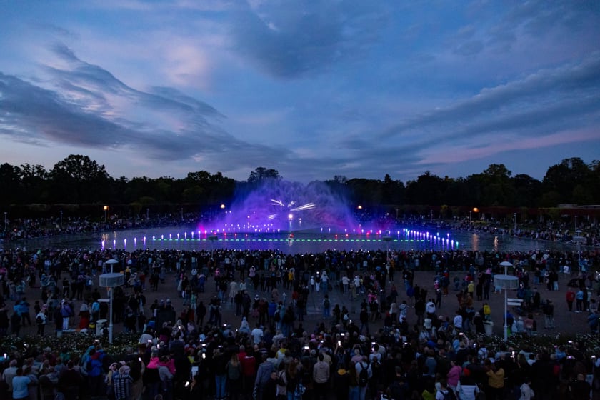 Nocny pokaz Fontanny Multimedialnej na zakończenie sezonu.