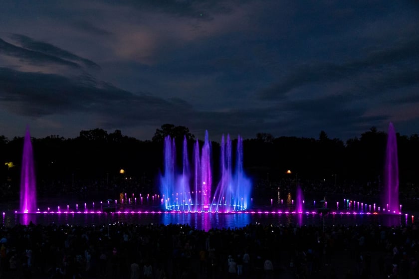 Nocny pokaz Fontanny Multimedialnej na zakończenie sezonu.