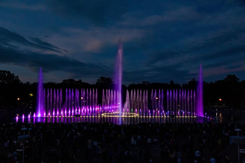 Nocny pokaz Fontanny Multimedialnej na zakończenie sezonu.