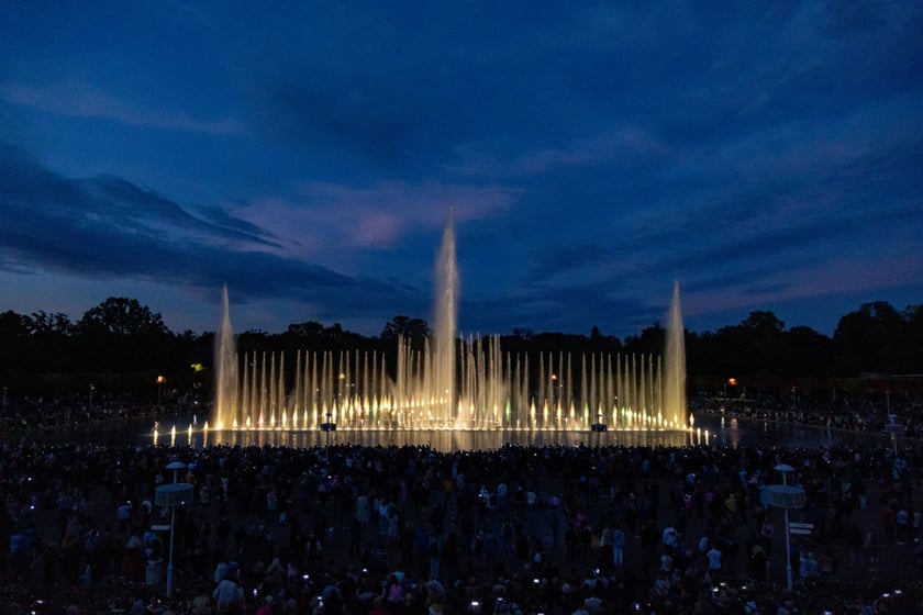 Nocny pokaz Fontanny Multimedialnej na zakończenie sezonu.