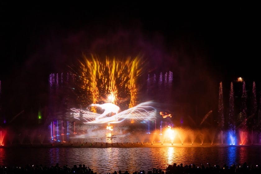 Nocny pokaz Fontanny Multimedialnej na zakończenie sezonu.