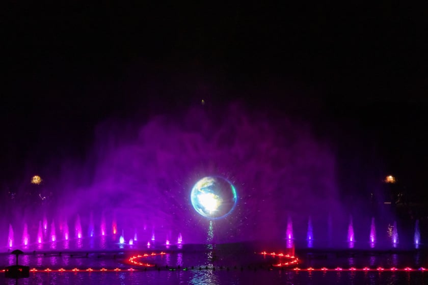 Nocny pokaz Fontanny Multimedialnej na zakończenie sezonu.