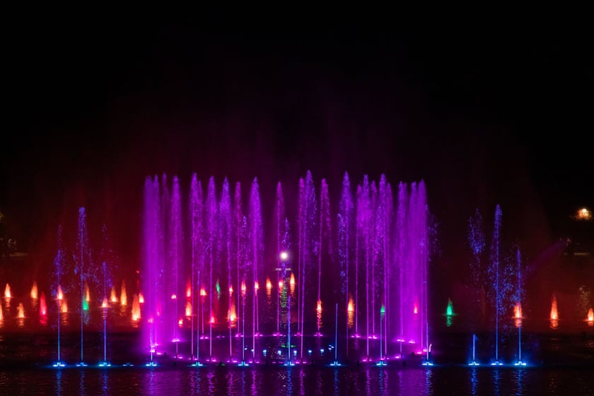 Nocny pokaz Fontanny Multimedialnej na zakończenie sezonu.
