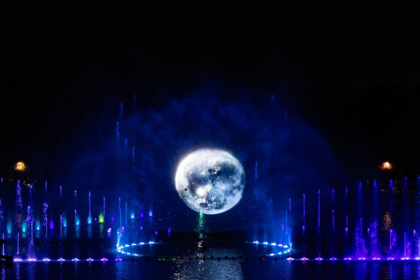 Nocny pokaz Fontanny Multimedialnej na zakończenie sezonu.