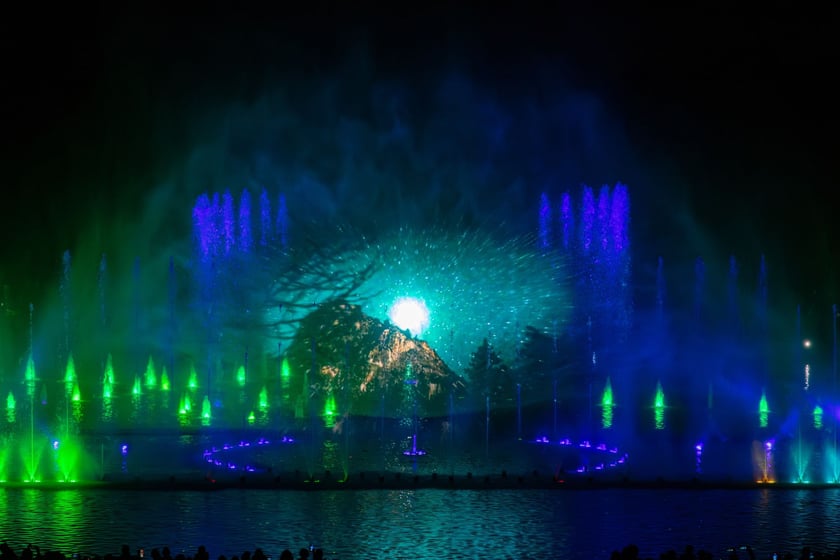 Nocny pokaz Fontanny Multimedialnej na zakończenie sezonu.