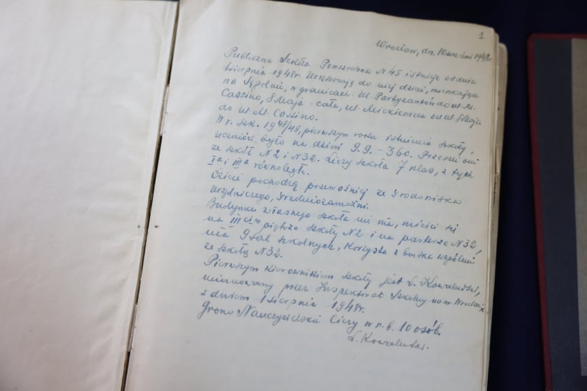 Kroniki szkolne Szkoły Podstawowej nr 45 przy ul. Krajewskiego we Wrocławiu