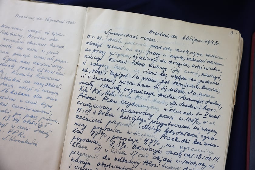Kroniki szkolne Szkoły Podstawowej nr 45 przy ul. Krajewskiego we Wrocławiu