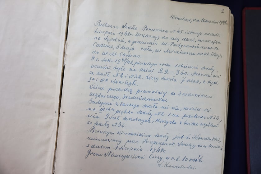 Kroniki szkolne Szkoły Podstawowej nr 45 przy ul. Krajewskiego we Wrocławiu