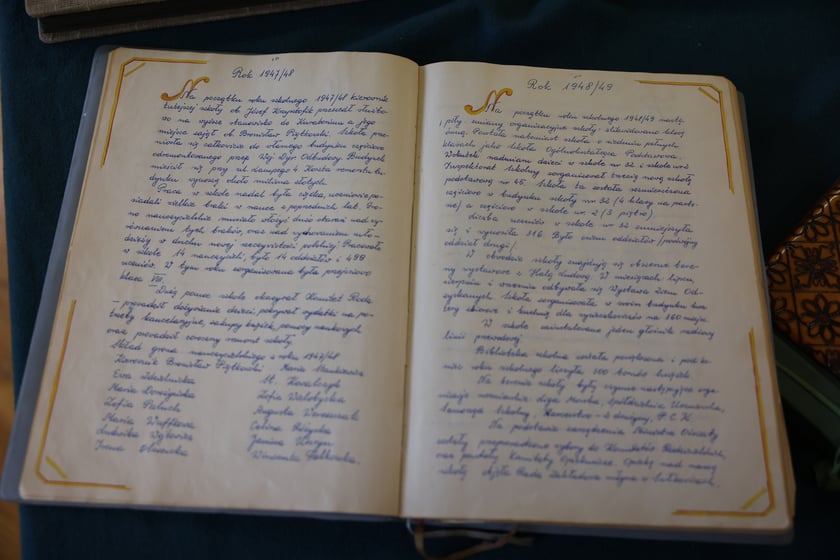 Kroniki szkolne Szkoły Podstawowej nr 45 przy ul. Krajewskiego we Wrocławiu