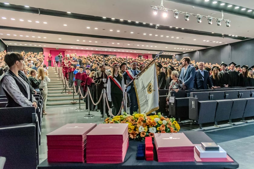400 absolwentów Wydziału Lekarskiego Uniwersytetu Medycznego we Wrocławiu odebrało dyplomy lekarza