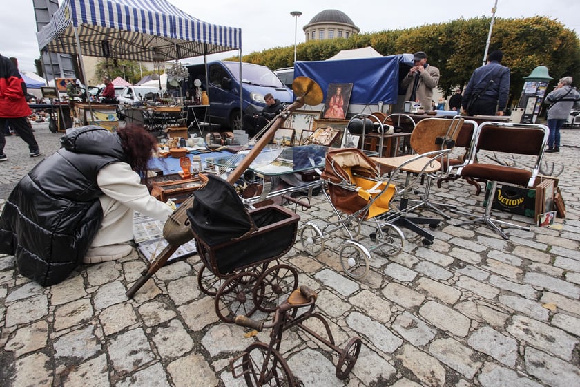 Giełda Staroci pod Iglicą przy Hali Stulecia we Wrocławiu