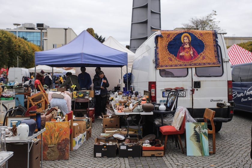 Giełda Staroci pod Iglicą przy Hali Stulecia we Wrocławiu