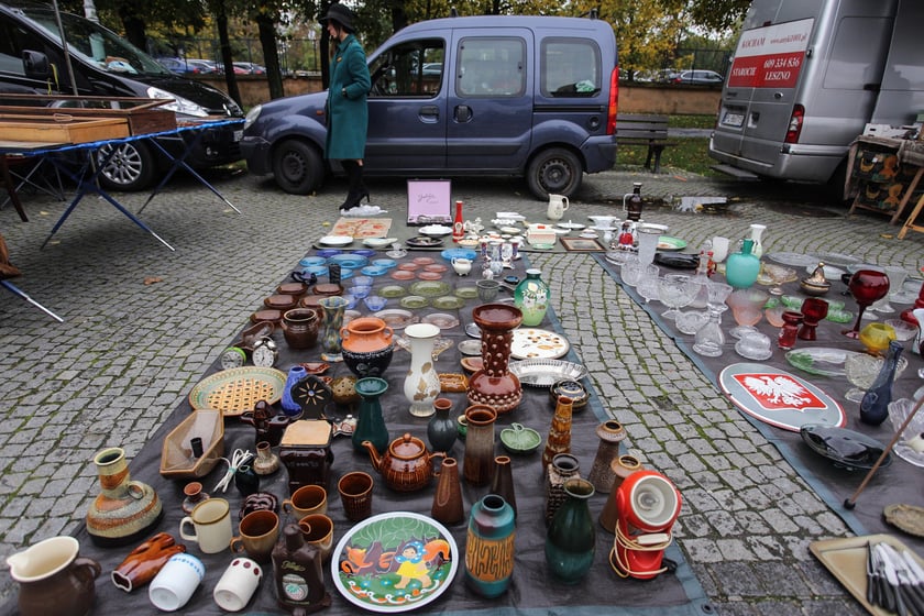 Giełda Staroci pod Iglicą przy Hali Stulecia we Wrocławiu