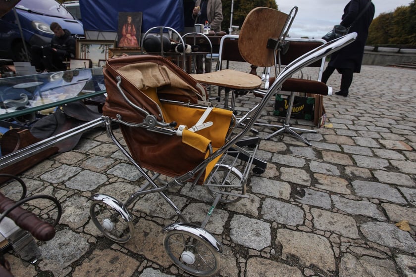 Giełda Staroci pod Iglicą przy Hali Stulecia we Wrocławiu