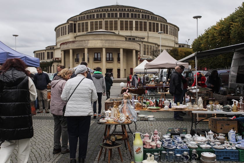 Giełda Staroci pod Iglicą przy Hali Stulecia we Wrocławiu