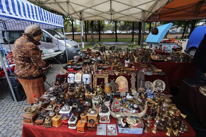 Giełda Staroci pod Iglicą przy Hali Stulecia we Wrocławiu