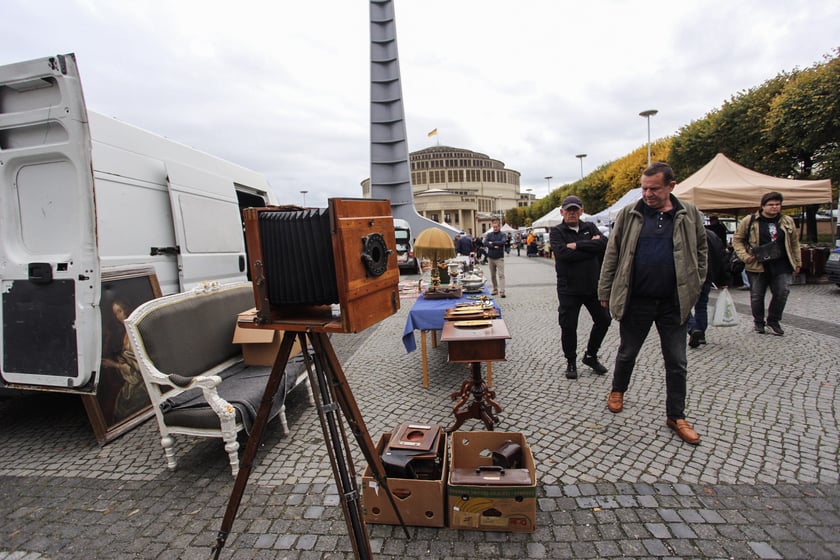Giełda Staroci pod Iglicą przy Hali Stulecia we Wrocławiu
