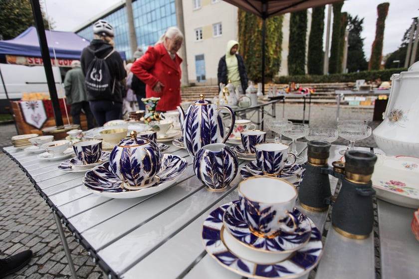 Giełda Staroci pod Iglicą przy Hali Stulecia we Wrocławiu
