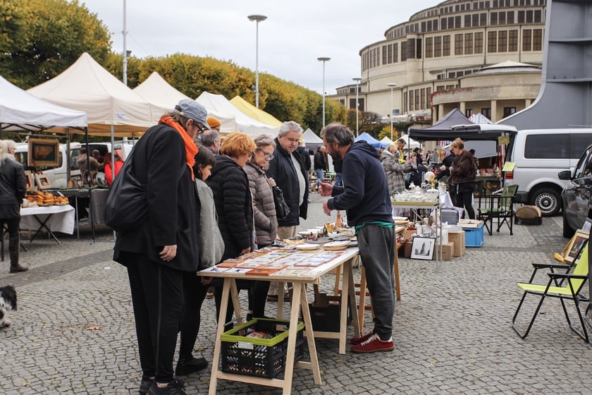 Giełda Staroci pod Iglicą przy Hali Stulecia we Wrocławiu