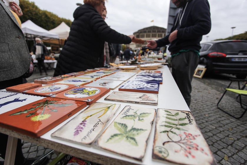 Giełda Staroci pod Iglicą przy Hali Stulecia we Wrocławiu