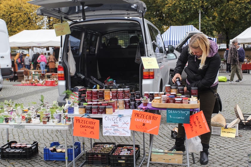 Giełda Staroci pod Iglicą przy Hali Stulecia we Wrocławiu