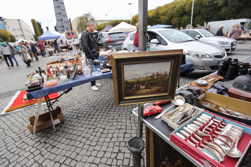 Giełda Staroci pod Iglicą przy Hali Stulecia we Wrocławiu