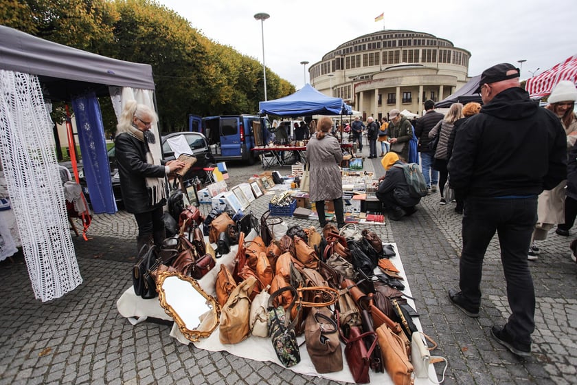 Giełda Staroci pod Iglicą przy Hali Stulecia we Wrocławiu