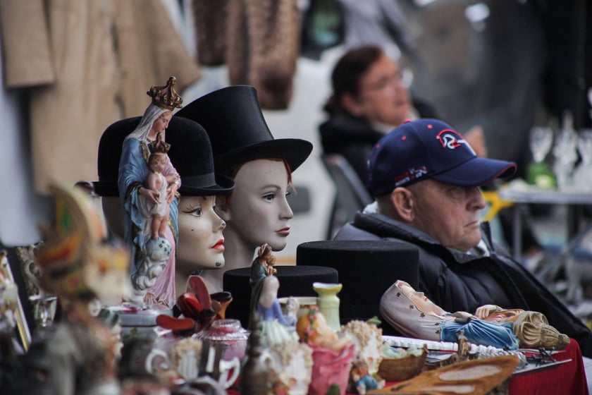 Giełda Staroci pod Iglicą przy Hali Stulecia we Wrocławiu