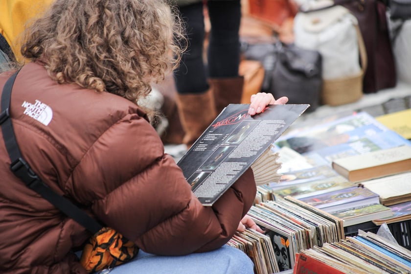 Giełda Staroci pod Iglicą przy Hali Stulecia we Wrocławiu