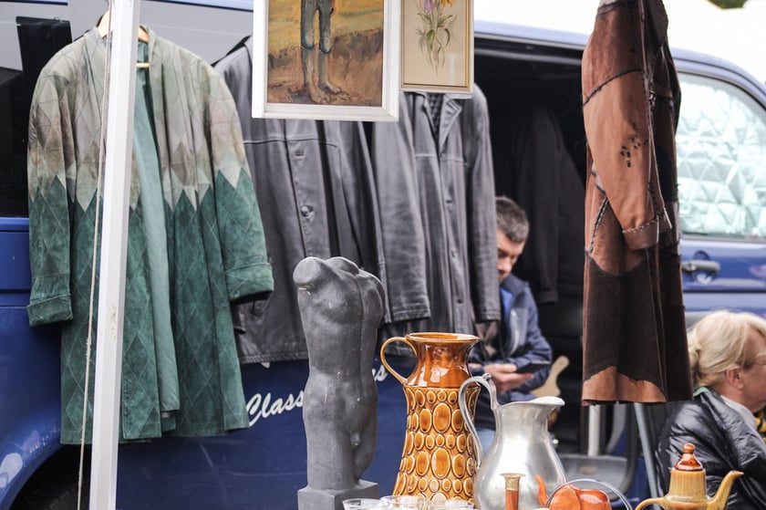 Giełda Staroci pod Iglicą przy Hali Stulecia we Wrocławiu