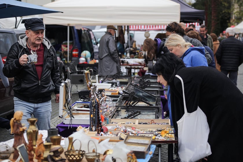 Giełda Staroci pod Iglicą przy Hali Stulecia we Wrocławiu
