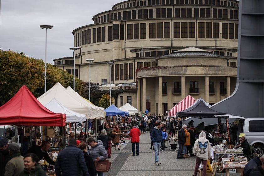 Giełda Staroci pod Iglicą przy Hali Stulecia we Wrocławiu