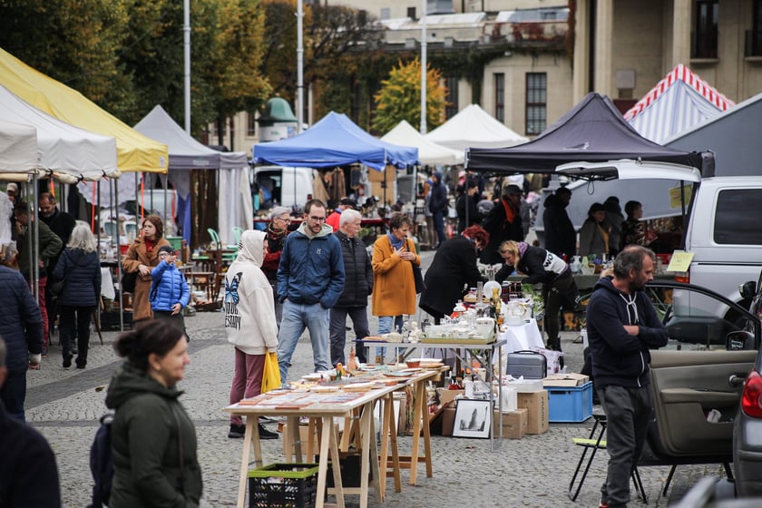 Giełda Staroci pod Iglicą przy Hali Stulecia we Wrocławiu