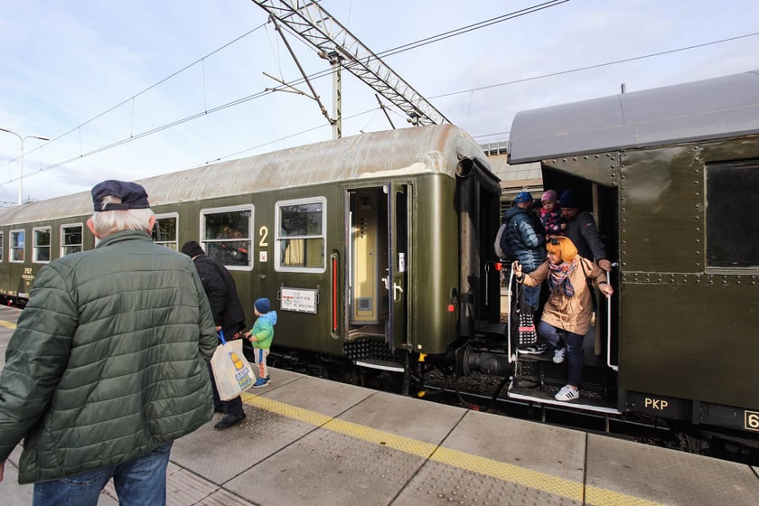Pociąg retro wyruszył z Wrocławia do Oleśnicy