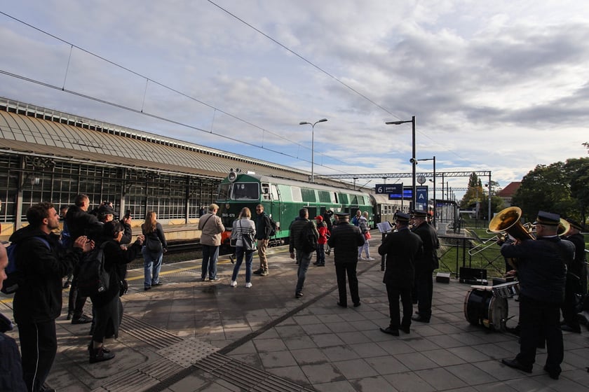 Pociąg retro wyruszył z Wrocławia do Oleśnicy