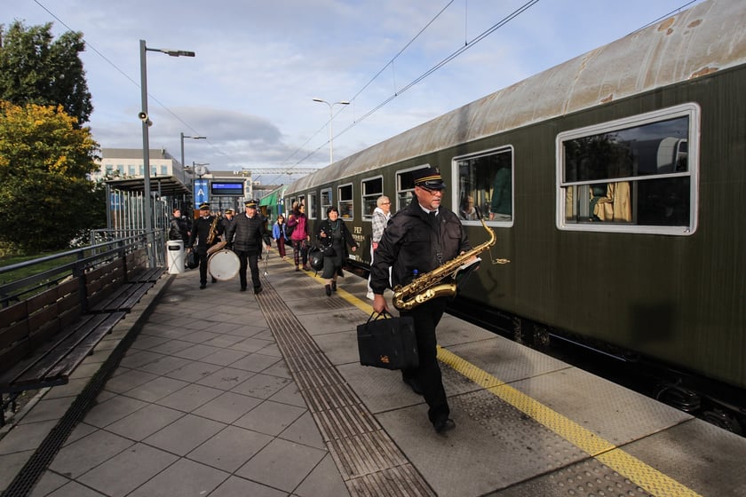 Pociąg retro wyruszył z Wrocławia do Oleśnicy