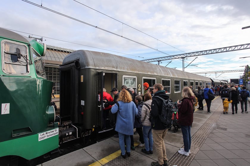 Pociąg retro wyruszył z Wrocławia do Oleśnicy