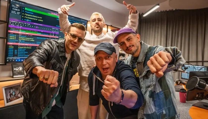 Tegoroczny skład Orkiestry Męskie Granie 2023 (Mrozu, Igo i Vito Bambino) z Piotrem Stelmachem podczas spotkania w studiu Radia 357.