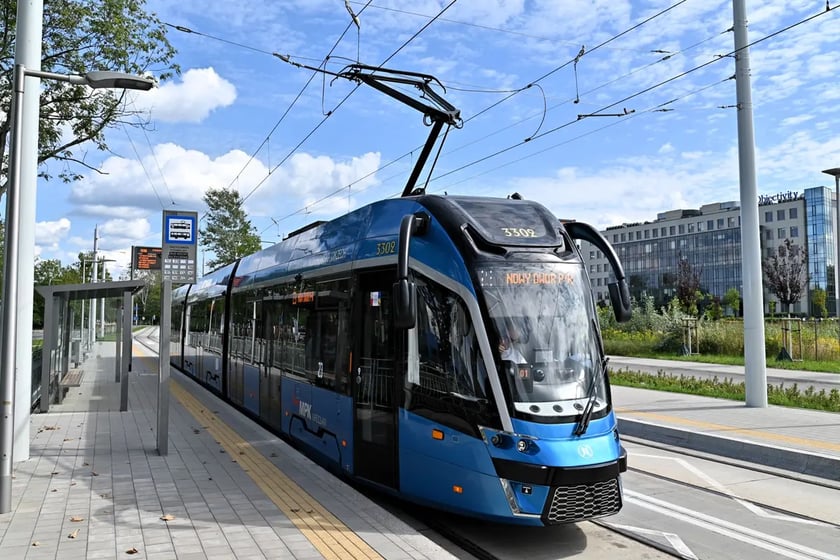 Tramwaj na Nowy Dwór przy ulicy Strzegomskiej