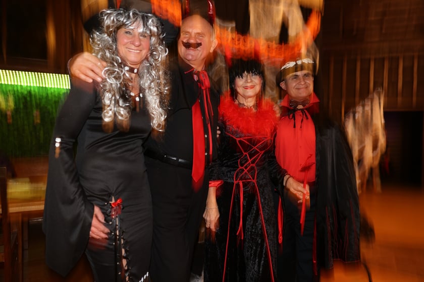 Bal seniorów "Z wizytą u rodziny Addamsów"
