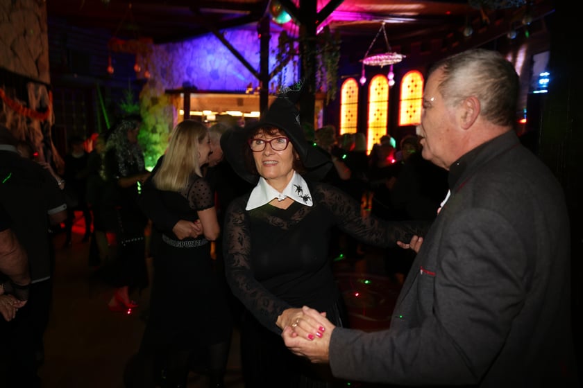 Bal seniorów "Z wizytą u rodziny Addamsów"