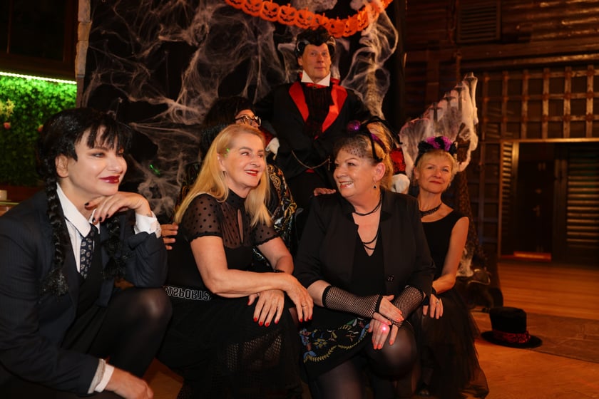 Bal seniorów "Z wizytą u rodziny Addamsów"