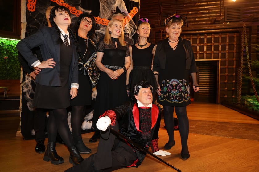 Bal seniorów "Z wizytą u rodziny Addamsów"