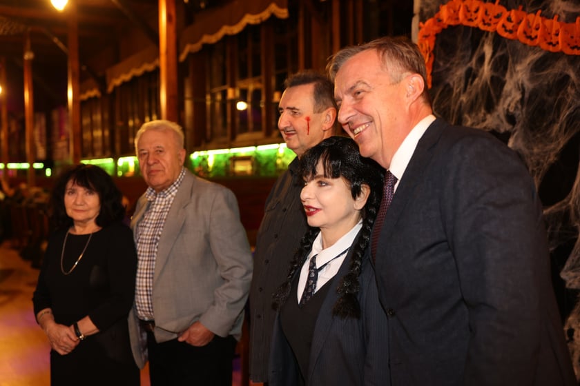 Bal seniorów "Z wizytą u rodziny Addamsów"
